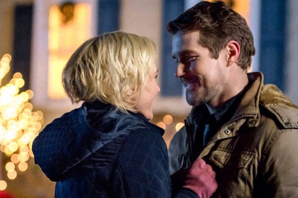 Una renna sotto l'albero